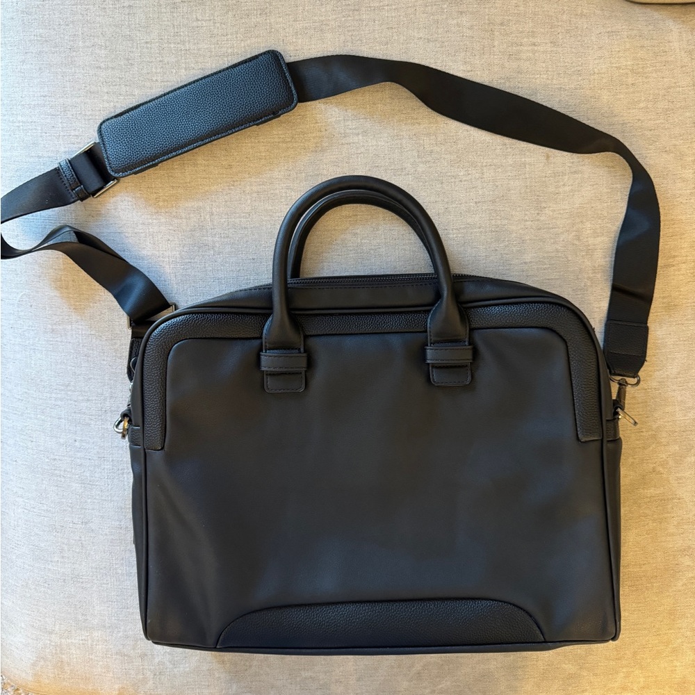 💼 Like-New Italian Carpisa Professional Laptop Bag with Charger Port